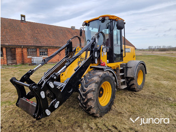 Колёсный погрузчик JCB