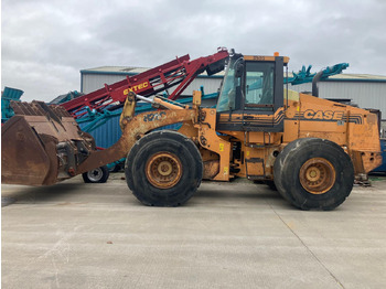 Колёсный погрузчик CASE