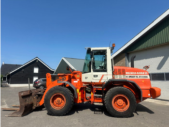 Колёсный погрузчик CASE