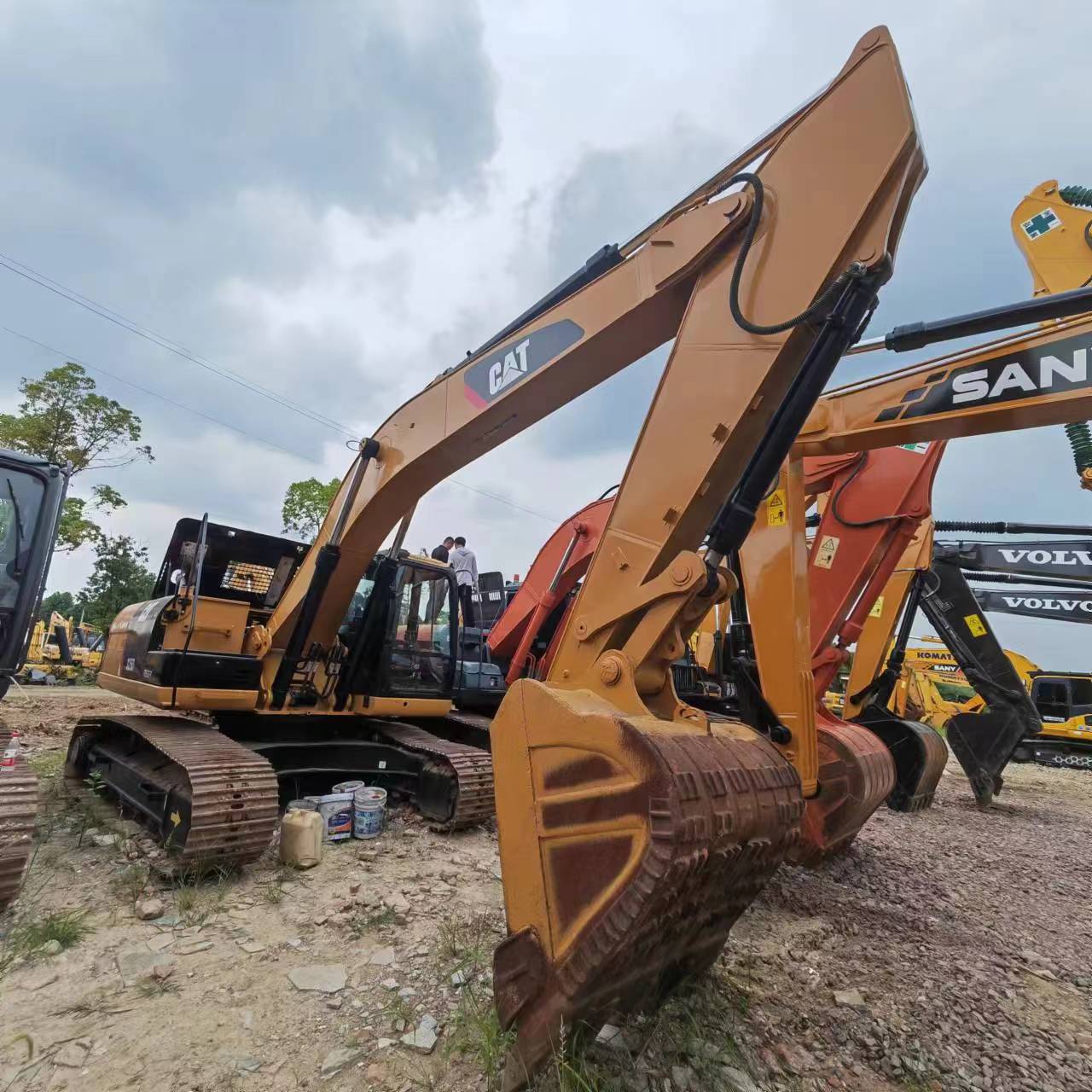 Гусеничный экскаватор CATERPILLAR 325D
