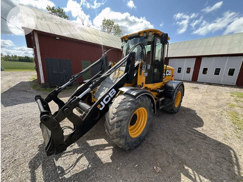 Колёсный погрузчик JCB