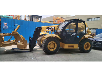 Телескопический погрузчик JCB