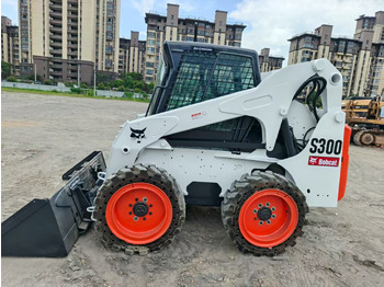 Мини-погрузчик с бортовым поворотом BOBCAT S300
