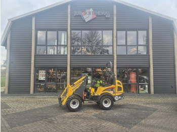 Компактный фронтальный погрузчик