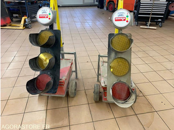 Строительное оборудование PAIRE DE FEUX DE CHANTIER NISSEN QUARZ LZA 400 LED 12 VOLT 2006: фото 2 Строительное оборудование PAIRE DE FEUX DE CHANTIER NISSEN QUARZ LZA 400 LED 12 VOLT 2006: фото 2