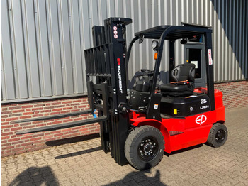 Вилочный погрузчик