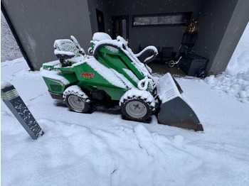 Компактный фронтальный погрузчик AVANT