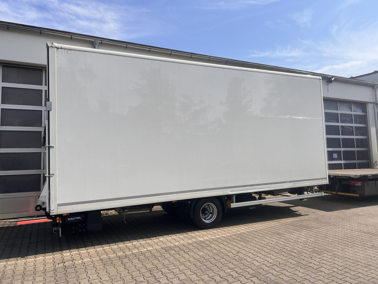 Ackermann Z-KA-F10.5/7,5 1 Achs Kofferanhänger mit Ladebordwand 10,5 t GG - Прицеп-фургон: фото 5 Ackermann Z-KA-F10.5/7,5 1 Achs Kofferanhänger mit Ladebordwand 10,5 t GG - Прицеп-фургон: фото 5
