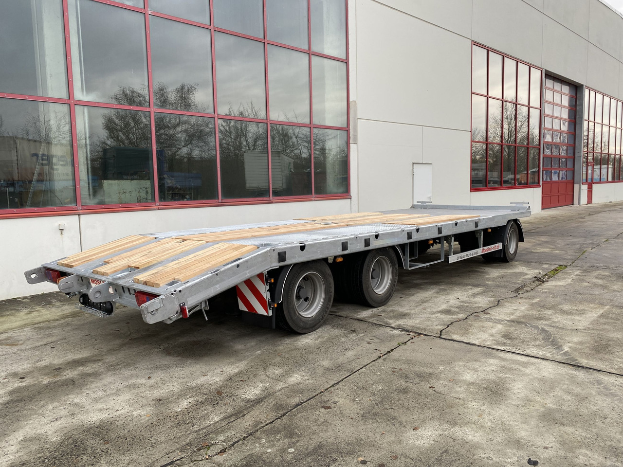 Möslein T 3-P9,2 OR 3 Achs Tieflader gerader Ladefläche 9 m, Neufahrzeug - Низкорамный прицеп: фото 4 Möslein T 3-P9,2 OR 3 Achs Tieflader gerader Ladefläche 9 m, Neufahrzeug - Низкорамный прицеп: фото 4