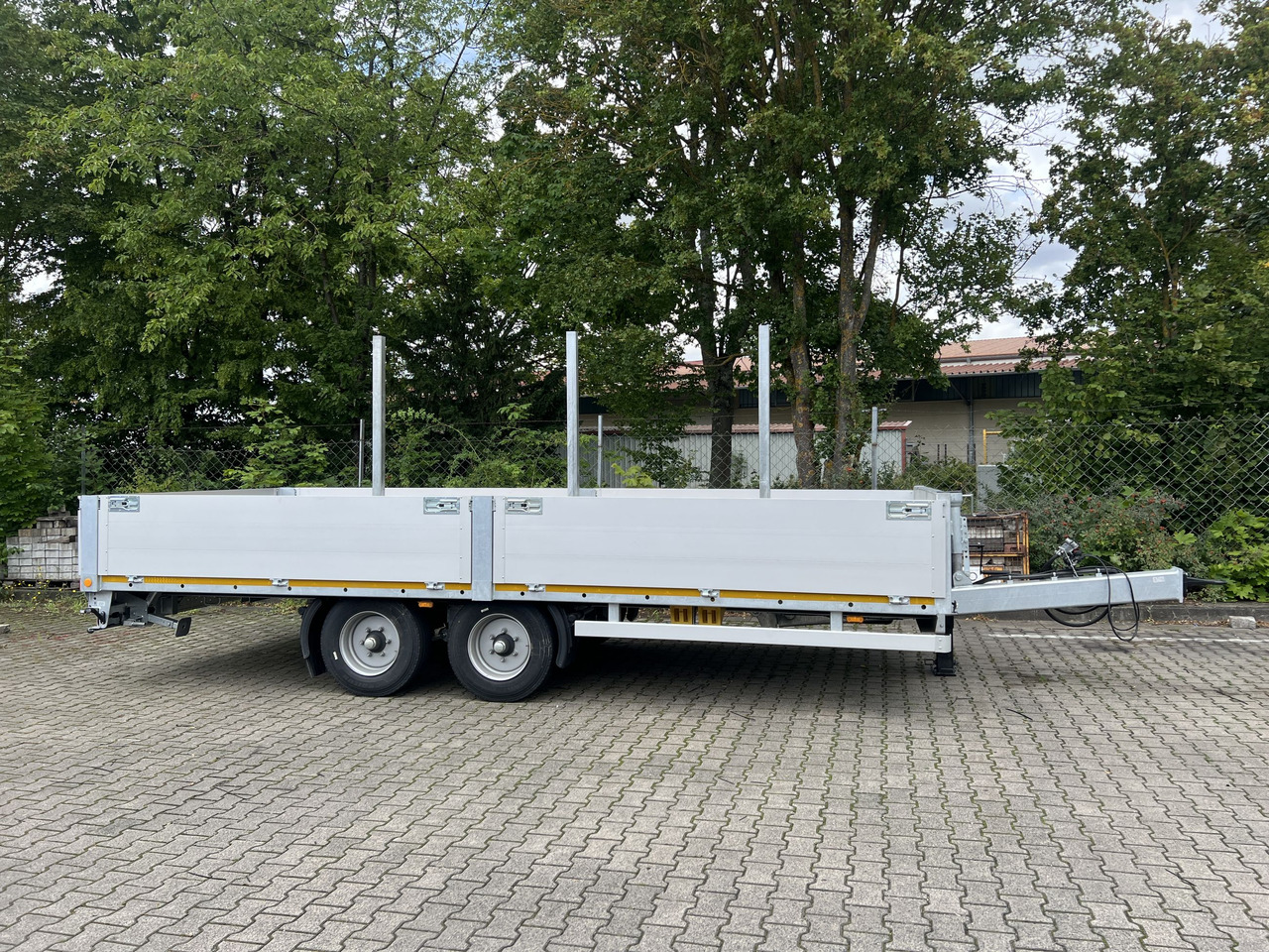 Möslein THT 11- G 6,2 Tandem Pritsche- Tieflader mit Rungentaschen - Прицеп бортовой/ Платформа: фото 1 Möslein THT 11- G 6,2 Tandem Pritsche- Tieflader mit Rungentaschen - Прицеп бортовой/ Платформа: фото 1