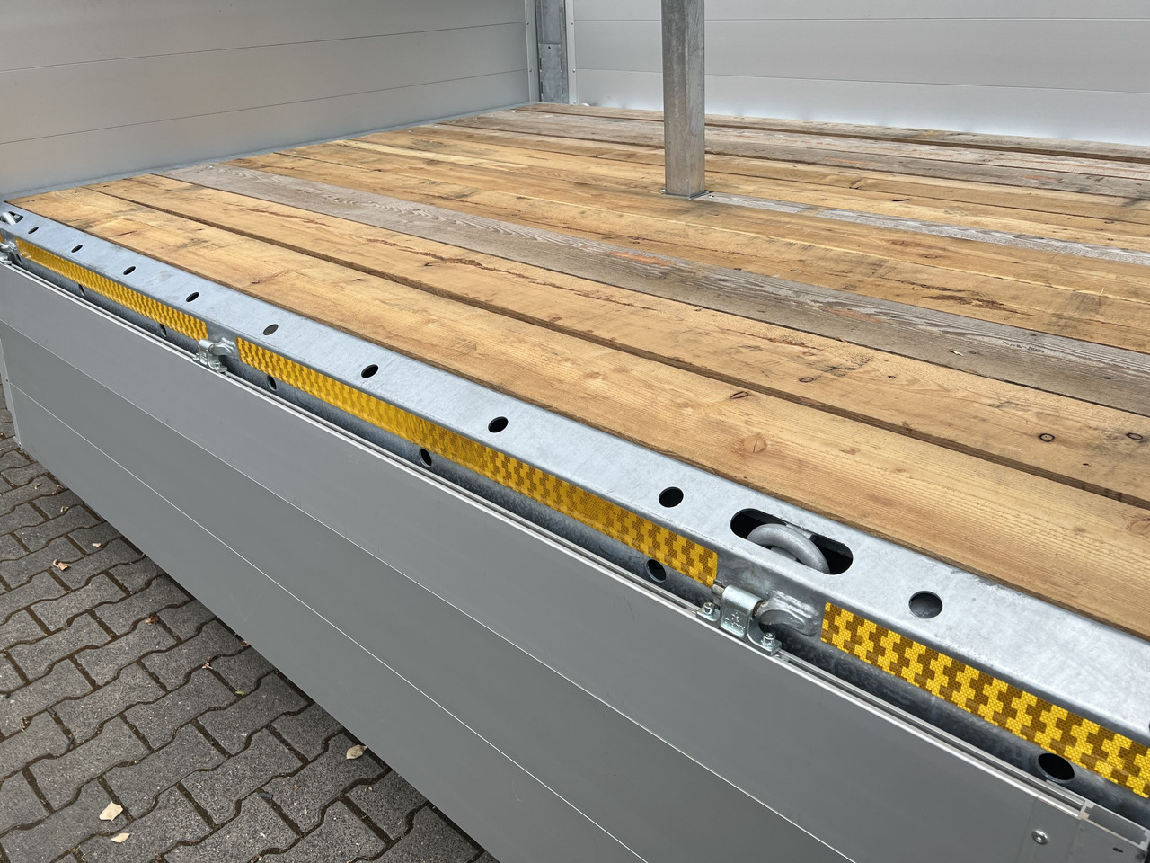 Новый Прицеп бортовой/ Платформа Möslein THT 14,4 G 6,2 L  14,4 t Tandem- Pritschenanhänger- Tieflader: фото 8 Новый Прицеп бортовой/ Платформа Möslein THT 14,4 G 6,2 L  14,4 t Tandem- Pritschenanhänger- Tieflader: фото 8