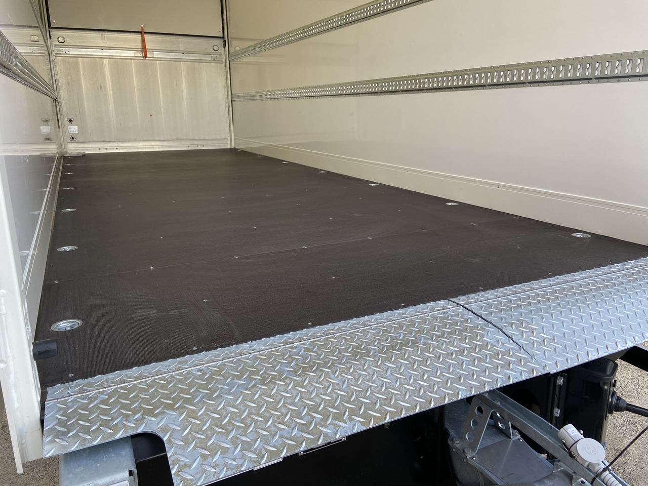 Новый Прицеп-фургон Möslein TK0105D-L Weiß  Tandem Koffer, Ladebordwand 1,5 t + DurchladbarNeufahrzeug --: фото 6