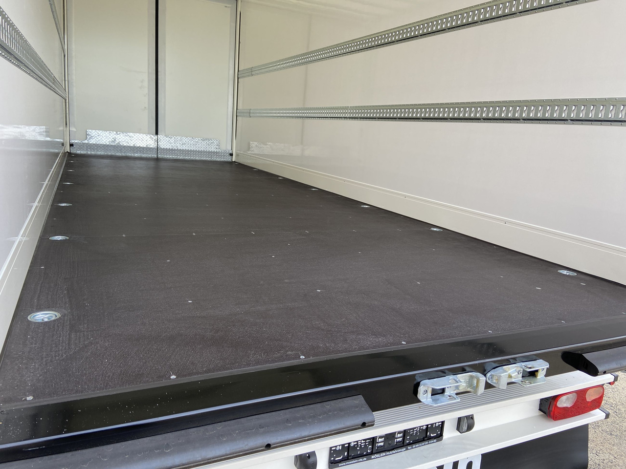 Möslein TKO 105 D 7m weiß Tandem- Koffer, Durchladbar, -- Neufahrzeug -- - Прицеп-фургон: фото 4 Möslein TKO 105 D 7m weiß Tandem- Koffer, Durchladbar, -- Neufahrzeug -- - Прицеп-фургон: фото 4