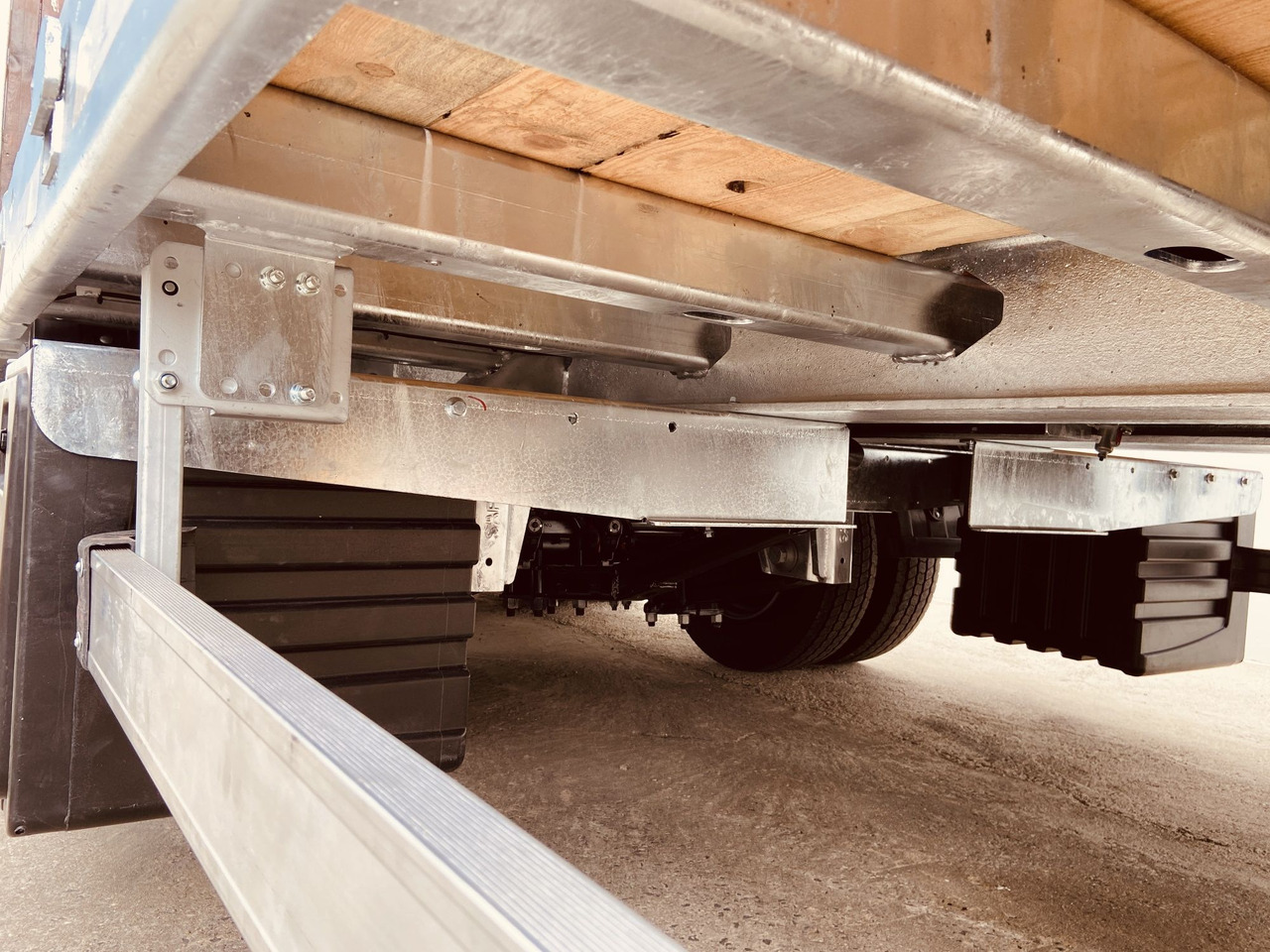 Möslein TT 34 Zugrohr Gerade 34 t GG Tridem- Tieflader 3 Achs, gelenktNeufahrzeug - Низкорамный прицеп: фото 2 Möslein TT 34 Zugrohr Gerade 34 t GG Tridem- Tieflader 3 Achs, gelenktNeufahrzeug - Низкорамный прицеп: фото 2