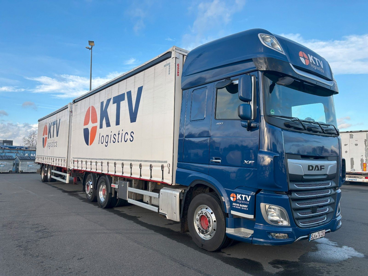 DAF SSC XF 480 Jumbo + Anh Wecon Staplerhalterung - Тентованный грузовик, Тентованный прицеп: фото 2 DAF SSC XF 480 Jumbo + Anh Wecon Staplerhalterung - Тентованный грузовик, Тентованный прицеп: фото 2