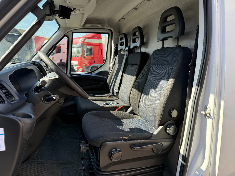 Фото интерьера 1: Фургон-рефрижератор Iveco Daily 70 70c180 Фото интерьера 1: Фургон-рефрижератор Iveco Daily 70 70c180
