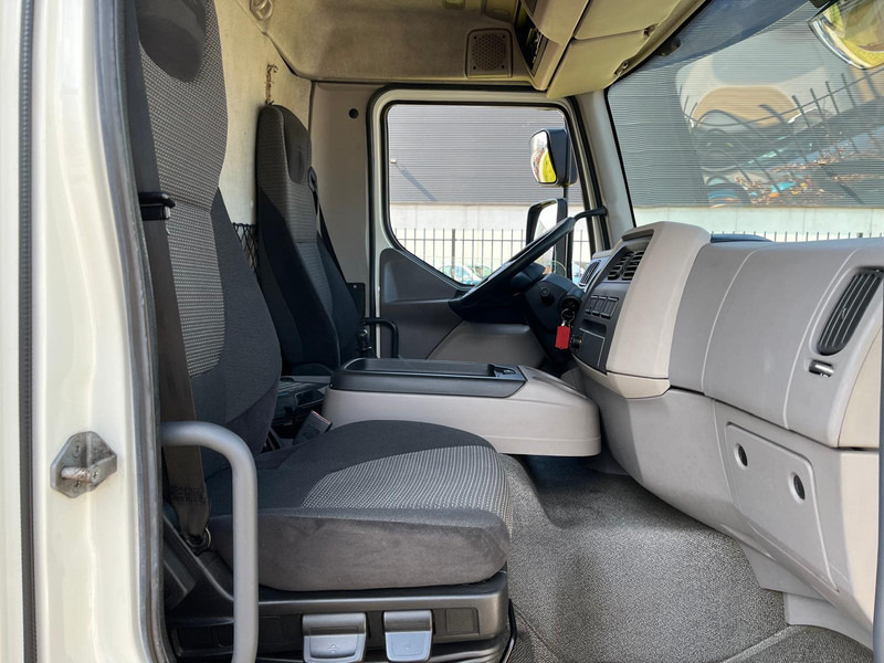 Фото интерьера 3: Грузовик с закрытым кузовом DAF LF 210, 4x2, Euro 6, Airco, Nav