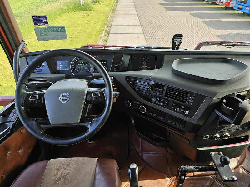 Фото интерьера 1: Volvo FH 500 8X2 3X STEERAXLE в лизинг Volvo FH 500 8X2 3X STEERAXLE