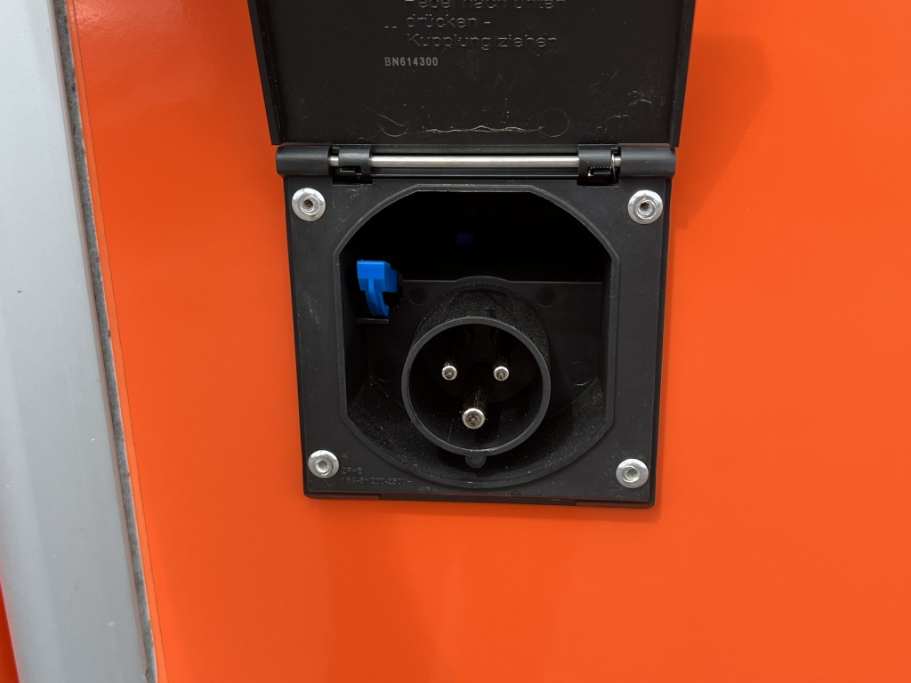 Iveco Daily 35S14 Klima Orig.127'km Küche Doppelbett - Дом на колесах: фото 4 Iveco Daily 35S14 Klima Orig.127'km Küche Doppelbett - Дом на колесах: фото 4