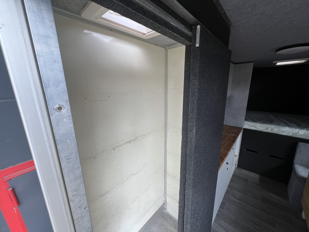 Iveco Daily 35S14 Klima Orig.127'km Küche Doppelbett - Дом на колесах: фото 3 Iveco Daily 35S14 Klima Orig.127'km Küche Doppelbett - Дом на колесах: фото 3