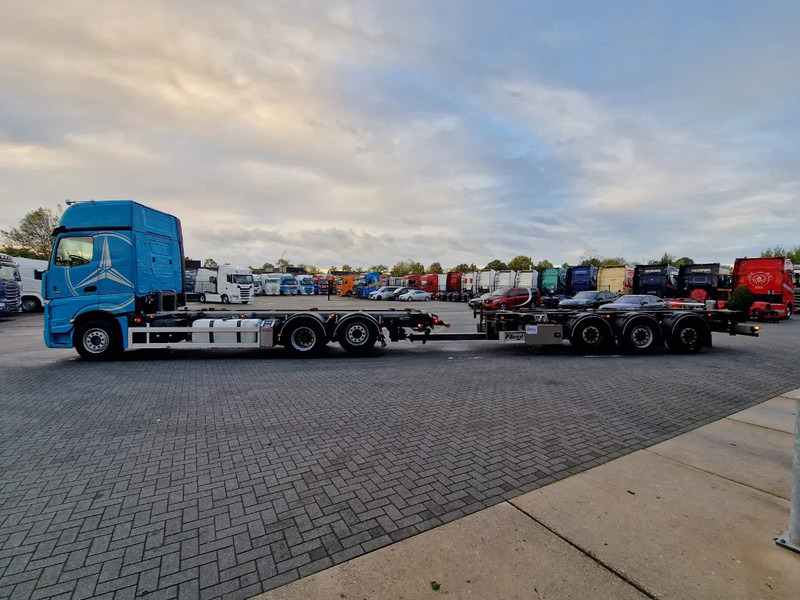 Mercedes-Benz Actros 2553 6x2 - BDF - Retarder - 4.90 WB - Full air + Fliegl trailer 2017 - Грузовик-контейнеровоз/ Сменный кузов: фото 4 Mercedes-Benz Actros 2553 6x2 - BDF - Retarder - 4.90 WB - Full air + Fliegl trailer 2017 - Грузовик-контейнеровоз/ Сменный кузов: фото 4