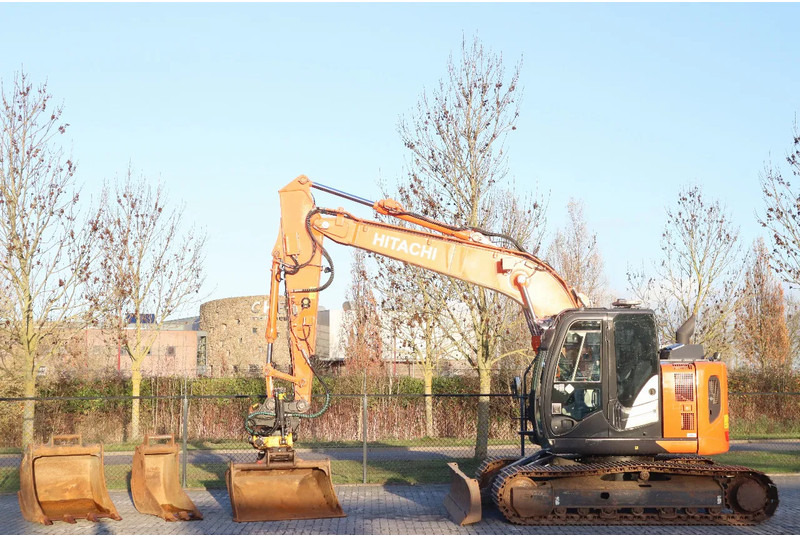 Hitachi ZX135 US-6 | ROTOTILT | DOZERBLADE | 2D GPS | 3X BUCKET - Гусеничный экскаватор: фото 1 Hitachi ZX135 US-6 | ROTOTILT | DOZERBLADE | 2D GPS | 3X BUCKET - Гусеничный экскаватор: фото 1