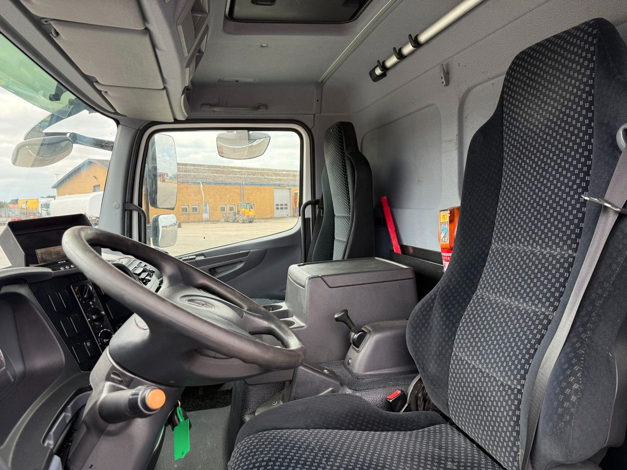 Грузовик с закрытым кузовом Mercedes-Benz Atego 1218 4x2 Euro 5 8,0 m. koffer: фото 10