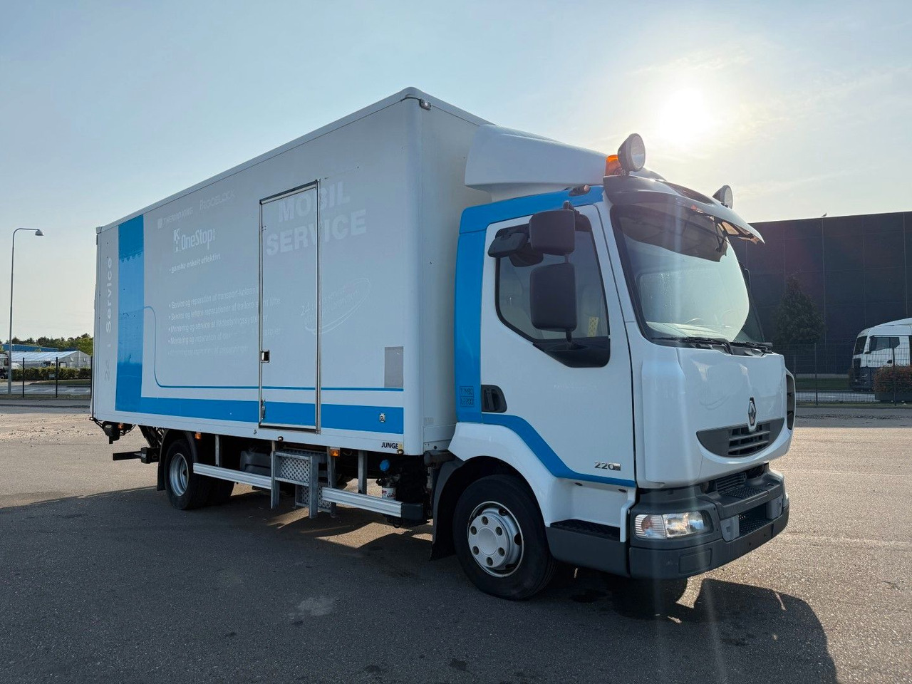 Renault Midlum 220 DXI 4x2 6.0 Box / Koffer - Грузовик с закрытым кузовом: фото 2 Renault Midlum 220 DXI 4x2 6.0 Box / Koffer - Грузовик с закрытым кузовом: фото 2