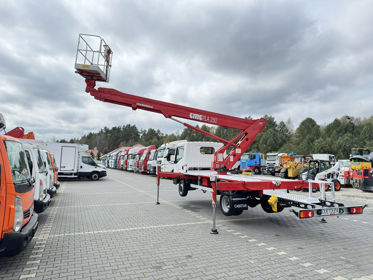 Грузовик с подъемником Nissan Cabstar: фото 19