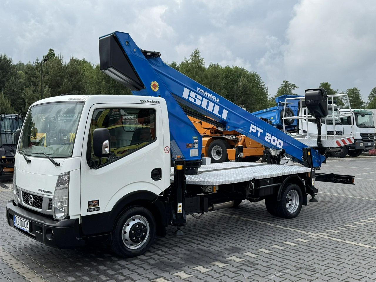 Nissan Cabstar - Грузовик с подъемником: фото 2 Nissan Cabstar - Грузовик с подъемником: фото 2