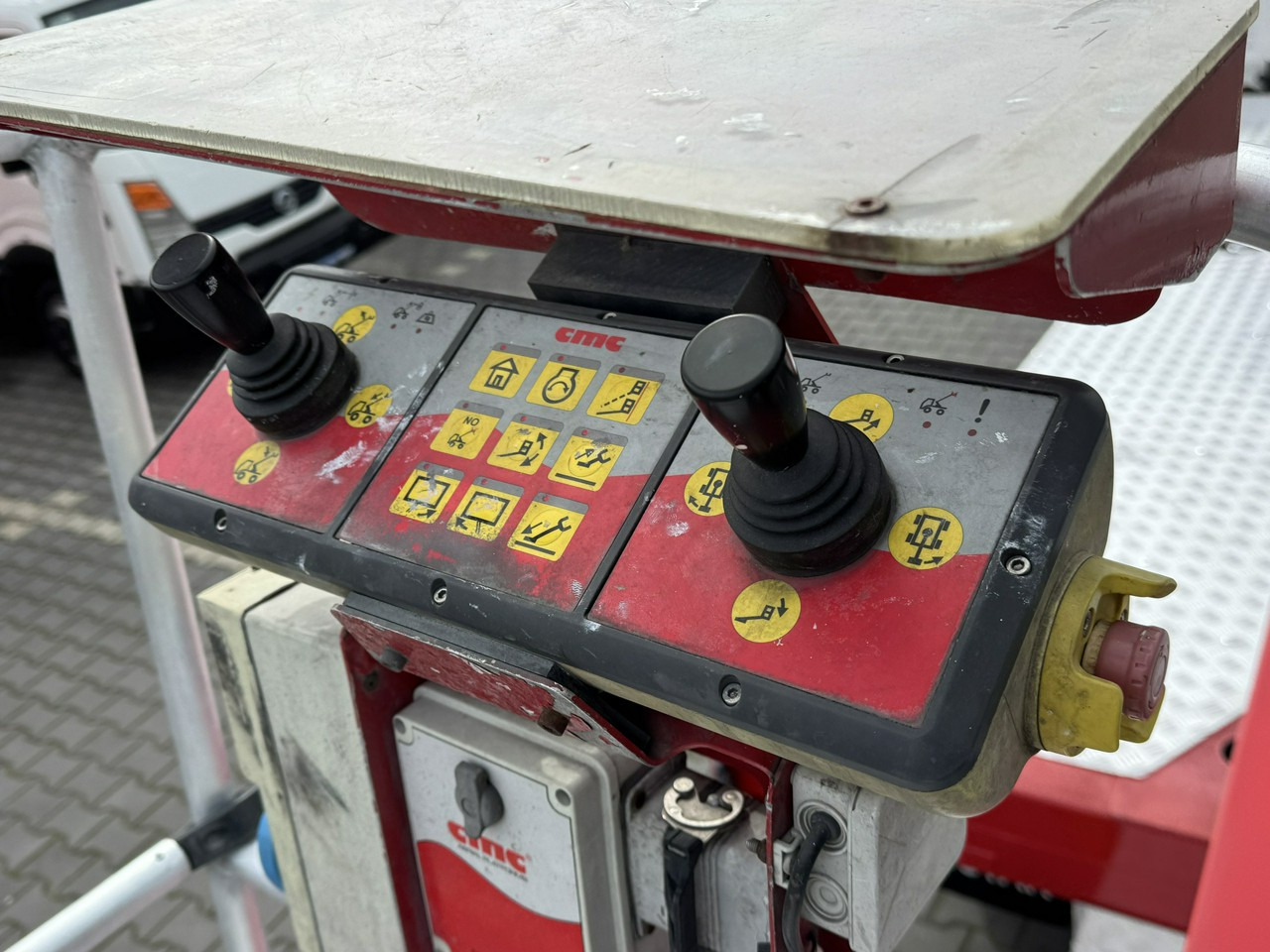 Грузовик с подъемником Nissan Cabstar: фото 22