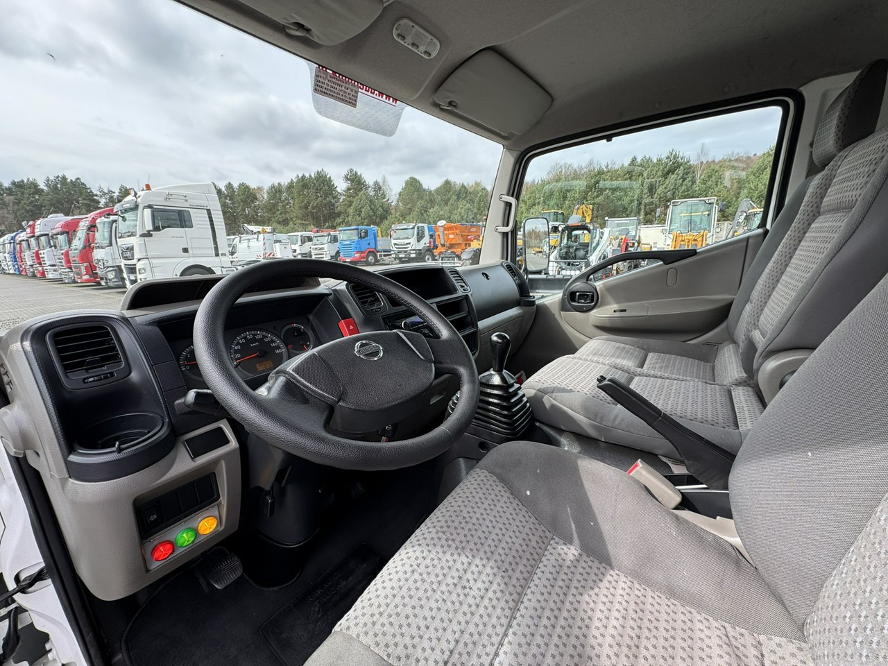 Грузовик с подъемником Nissan Cabstar: фото 28