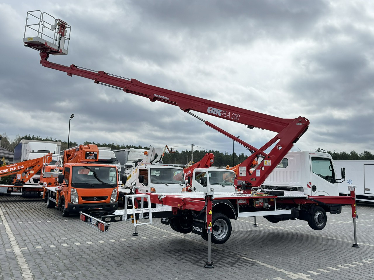 Грузовик с подъемником Nissan Cabstar: фото 23