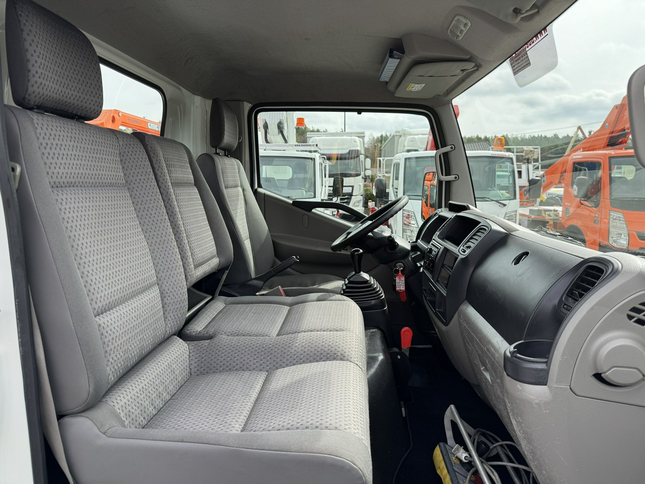 Грузовик с подъемником Nissan Cabstar: фото 33
