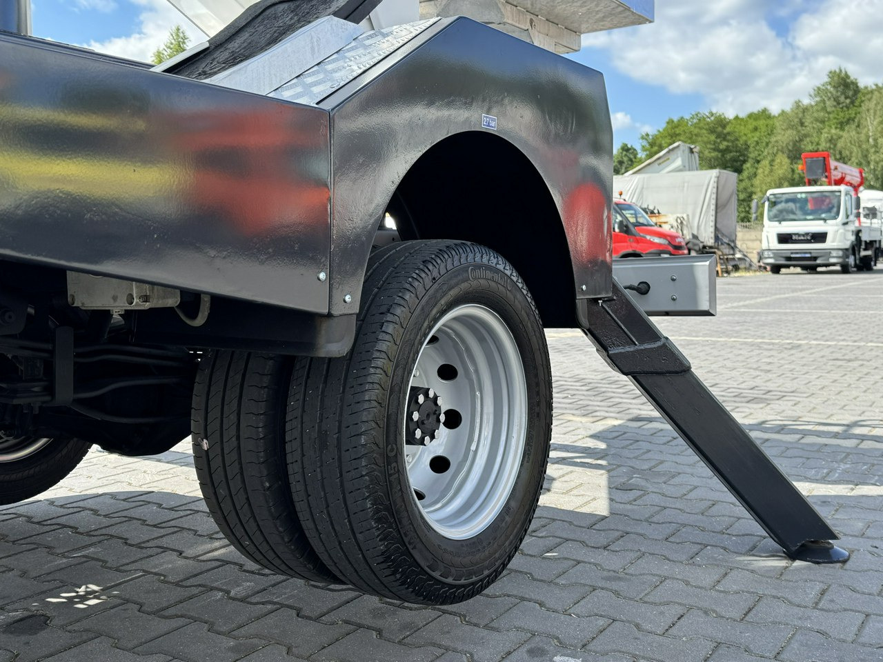 Nissan Cabstar - Грузовик с подъемником: фото 5 Nissan Cabstar - Грузовик с подъемником: фото 5