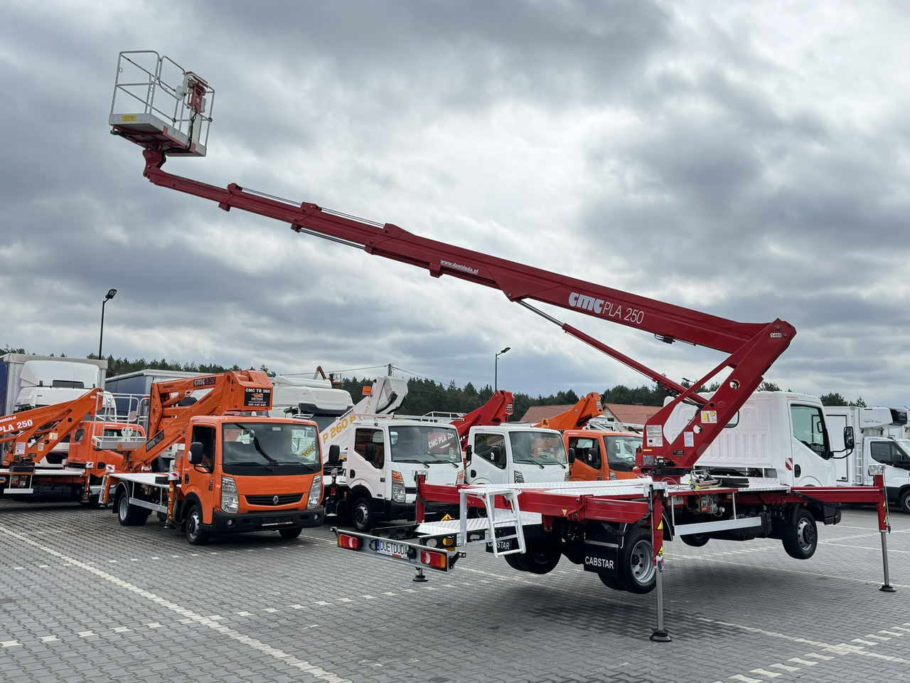 Грузовик с подъемником Nissan Cabstar: фото 25