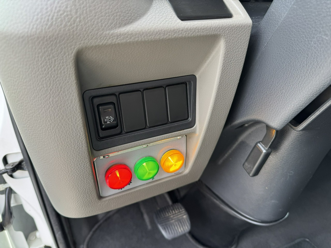 Грузовик с подъемником Nissan Cabstar: фото 29