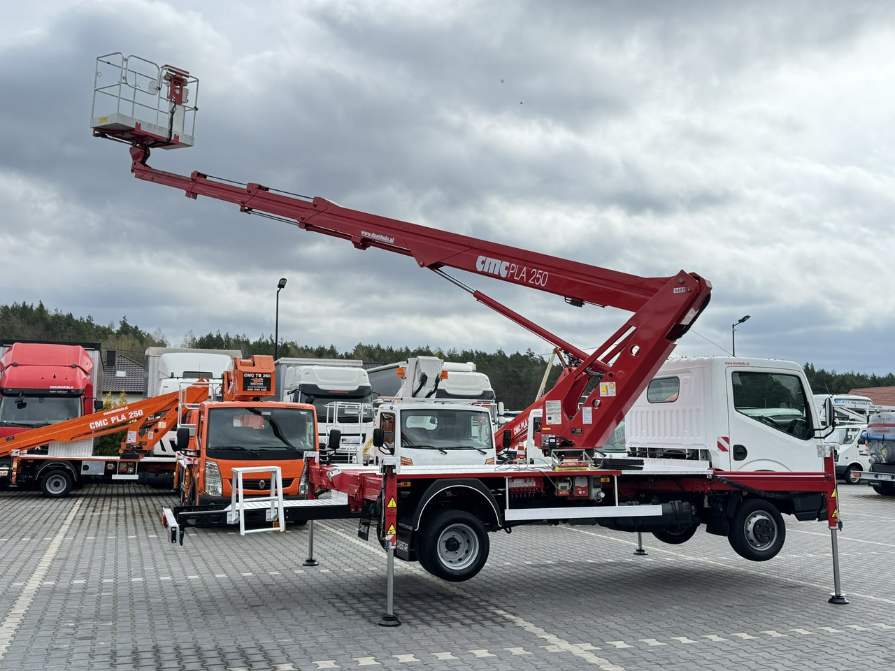 Грузовик с подъемником Nissan Cabstar: фото 18