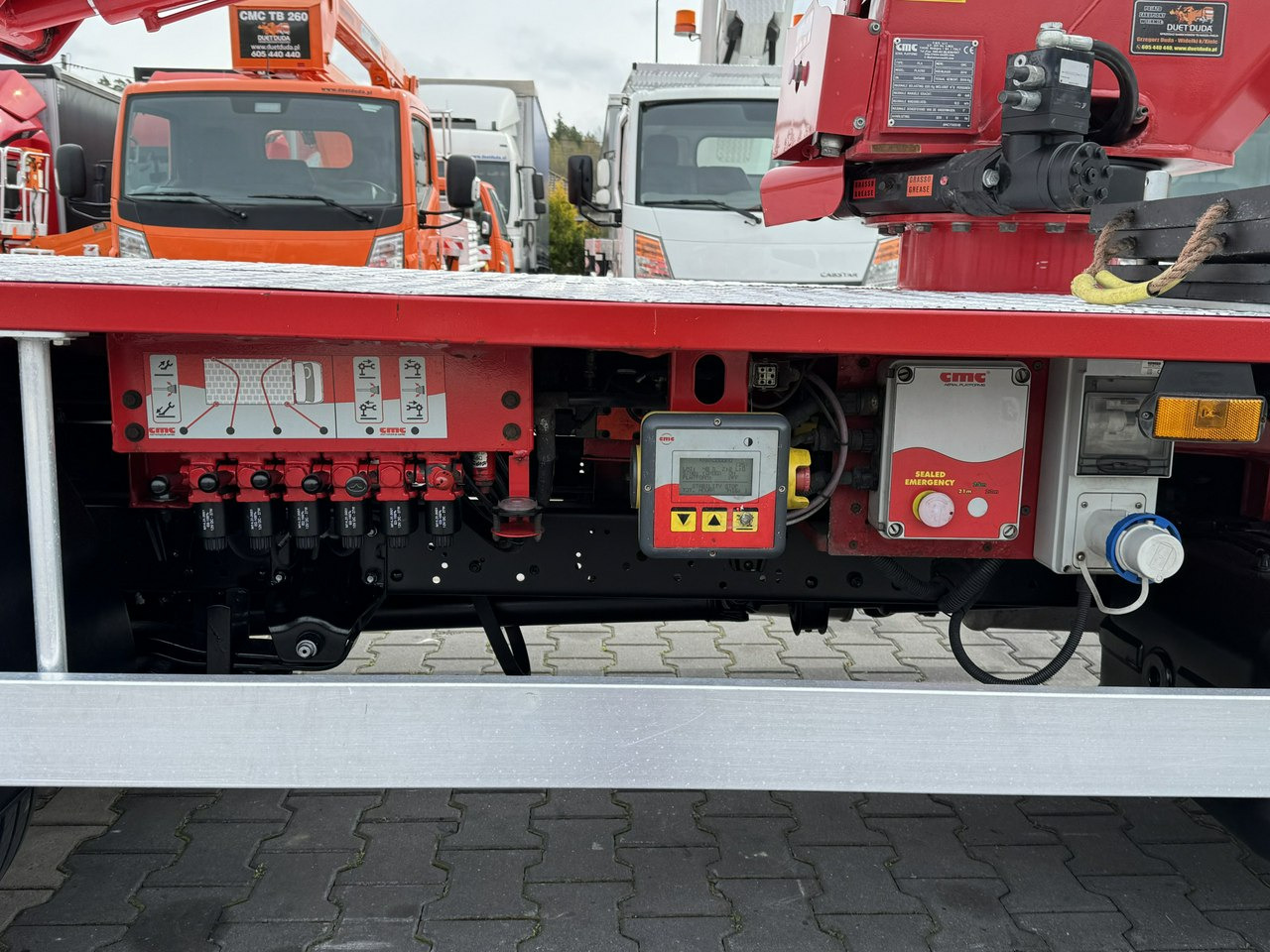 Грузовик с подъемником Nissan Cabstar: фото 10