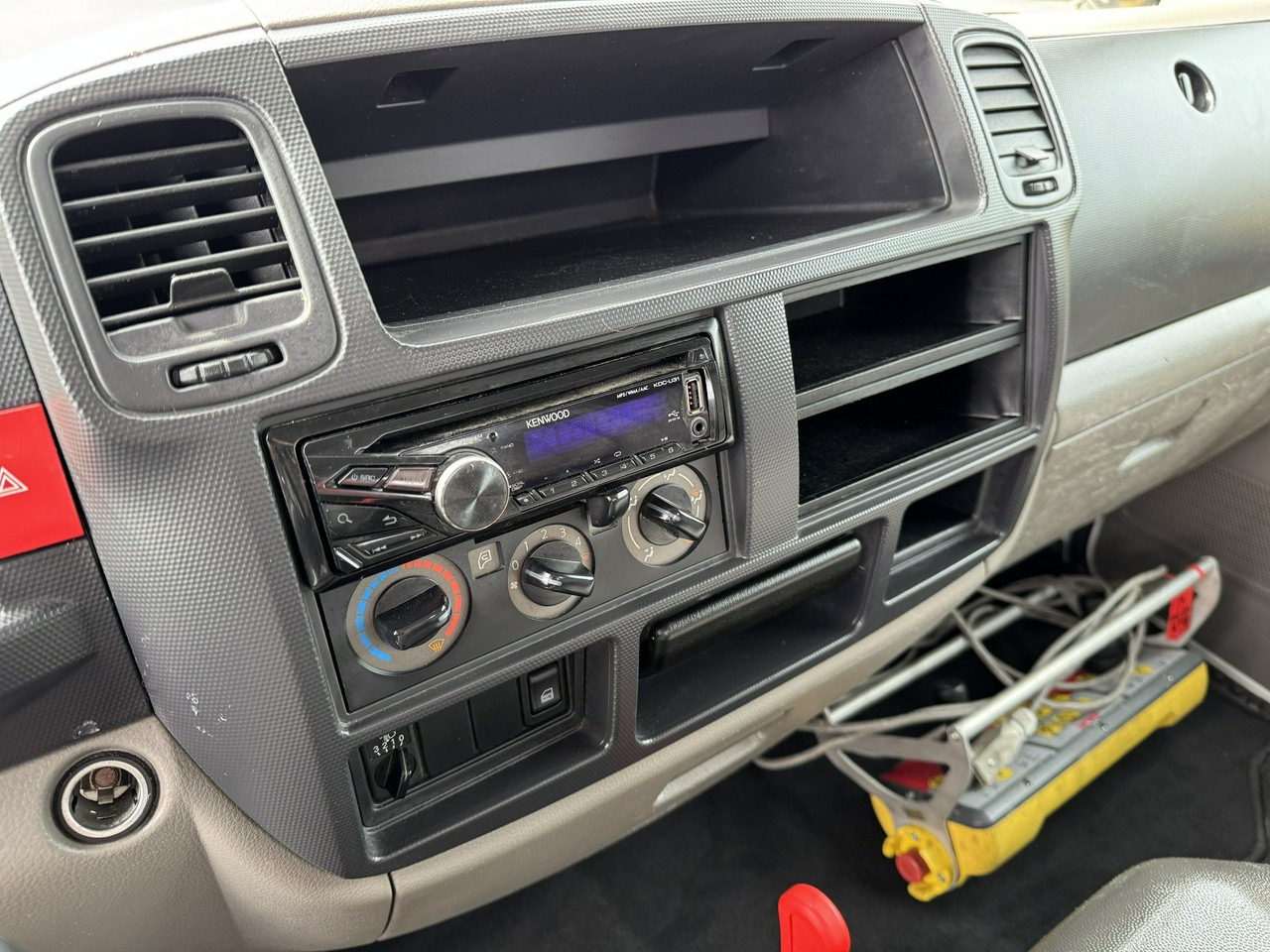 Грузовик с подъемником Nissan Cabstar: фото 30