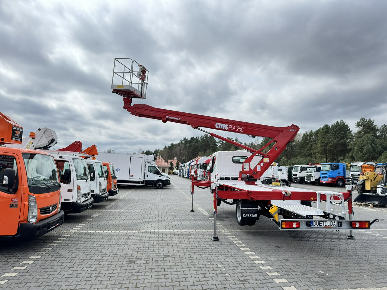 Грузовик с подъемником Nissan Cabstar: фото 24