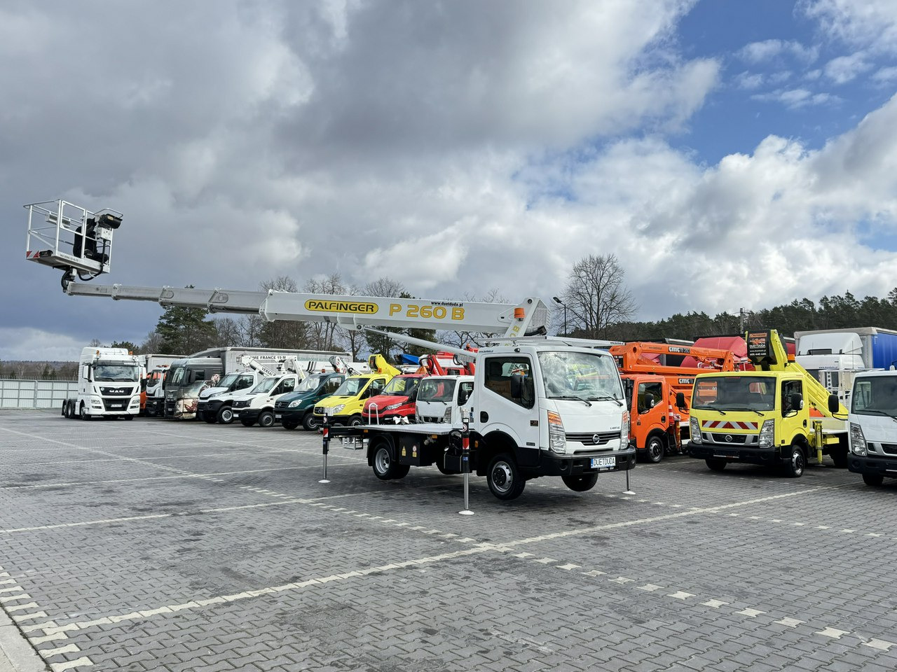 Nissan Cabstar - Грузовик с подъемником: фото 5 Nissan Cabstar - Грузовик с подъемником: фото 5