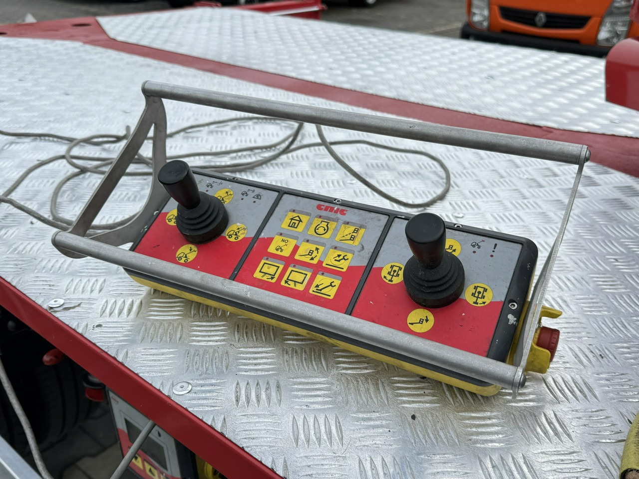 Грузовик с подъемником Nissan Cabstar: фото 11