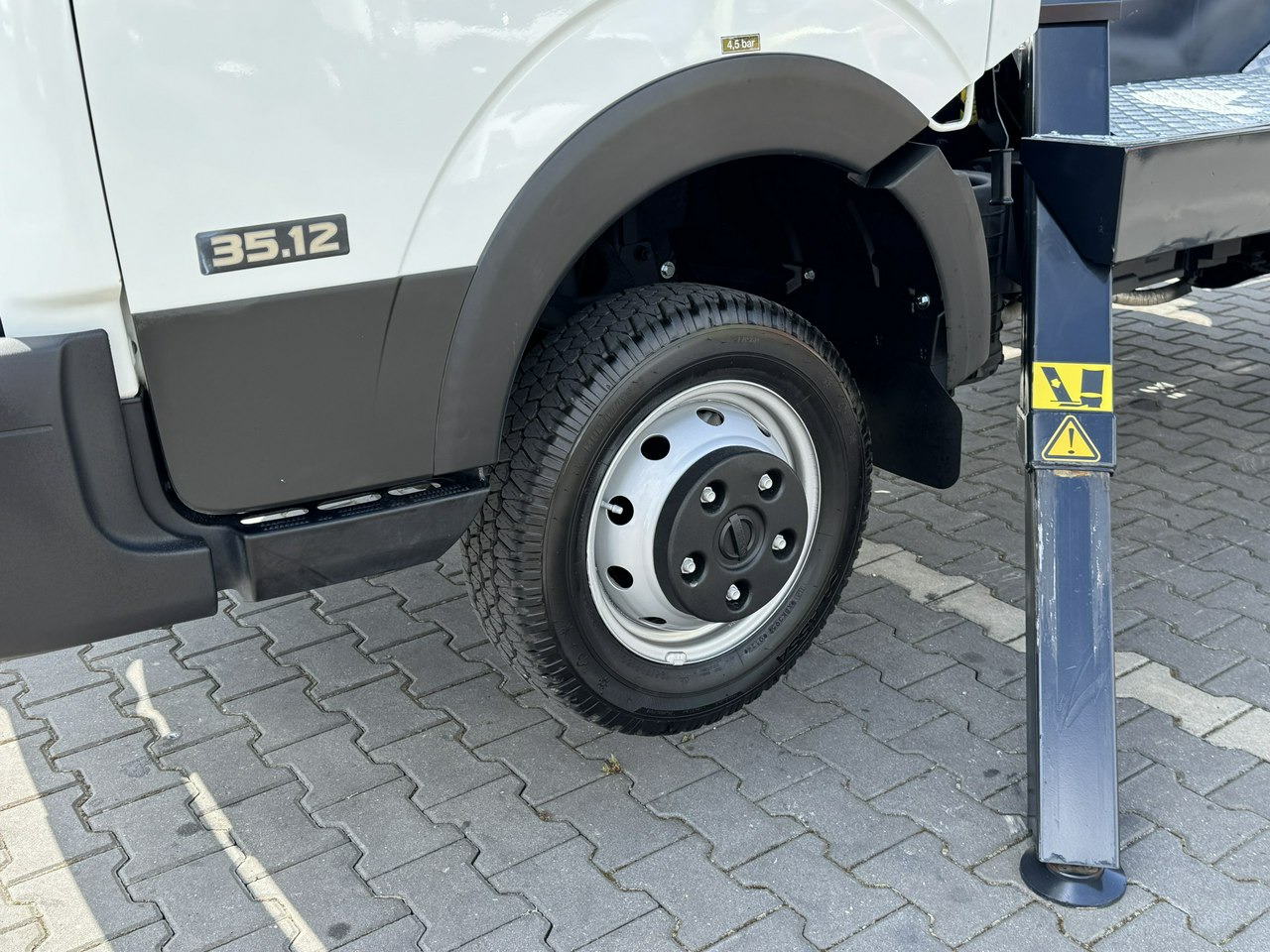 Nissan Cabstar - Грузовик с подъемником: фото 4 Nissan Cabstar - Грузовик с подъемником: фото 4