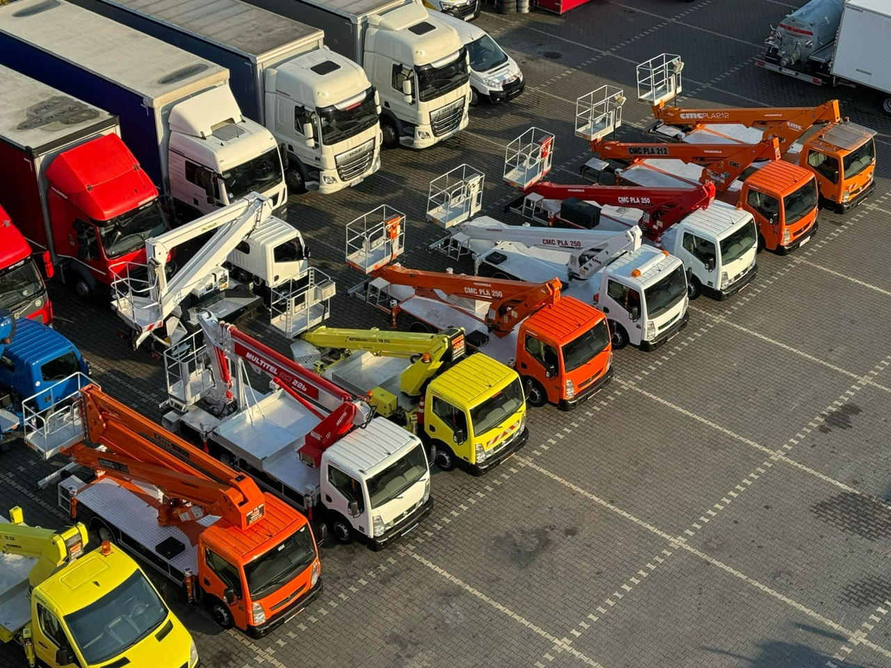 Nissan Cabstar - Грузовик с подъемником: фото 2 Nissan Cabstar - Грузовик с подъемником: фото 2