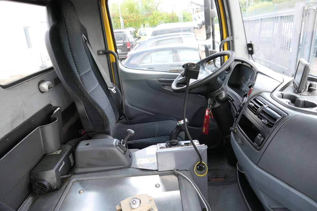 Фото интерьера 2: Грузовик-контейнеровоз/ Сменный кузов MERCEDES-BENZ KAMAG WBH 25 Wiesel Sattelkupplung Umsetzfahrz. Фото интерьера 2: Грузовик-контейнеровоз/ Сменный кузов MERCEDES-BENZ KAMAG WBH 25 Wiesel Sattelkupplung Umsetzfahrz.