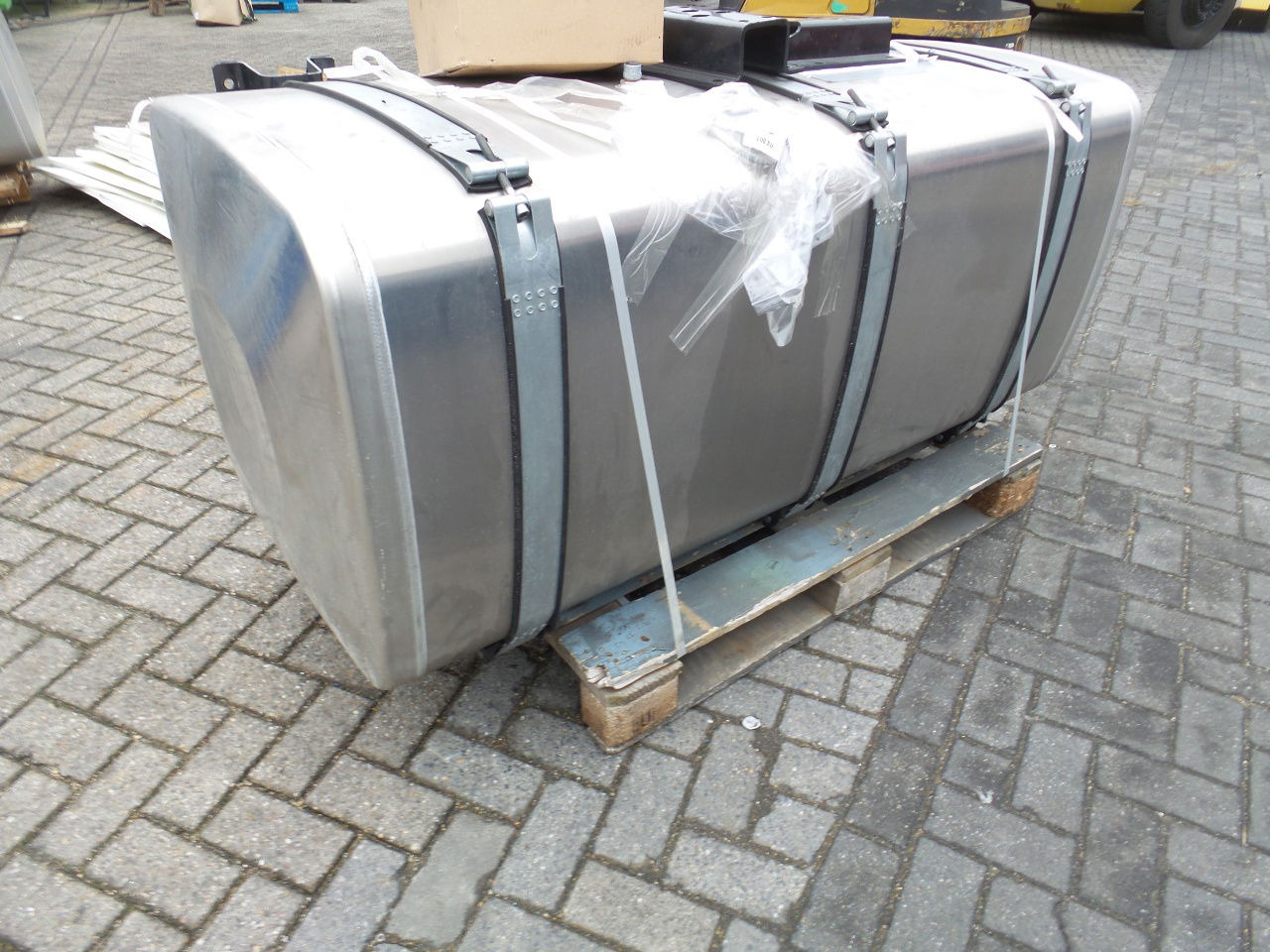 MAN 4 x Man 710 ltr tank orgineel / incl steunen / parts nr 81.12201-6949 160x70 - Топливный бак: фото 5 MAN 4 x Man 710 ltr tank orgineel / incl steunen / parts nr 81.12201-6949 160x70 - Топливный бак: фото 5