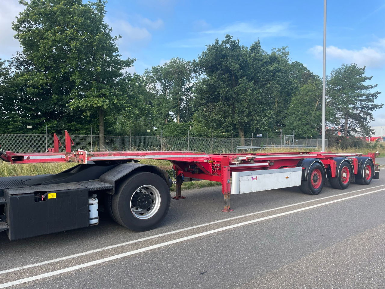 Renders ROC 16.27 CC X steering / Disc brakes /Lifring axle 20-30-40-45 FT HC - Полуприцеп-контейнеровоз/ Сменный кузов: фото 1 Renders ROC 16.27 CC X steering / Disc brakes /Lifring axle 20-30-40-45 FT HC - Полуприцеп-контейнеровоз/ Сменный кузов: фото 1