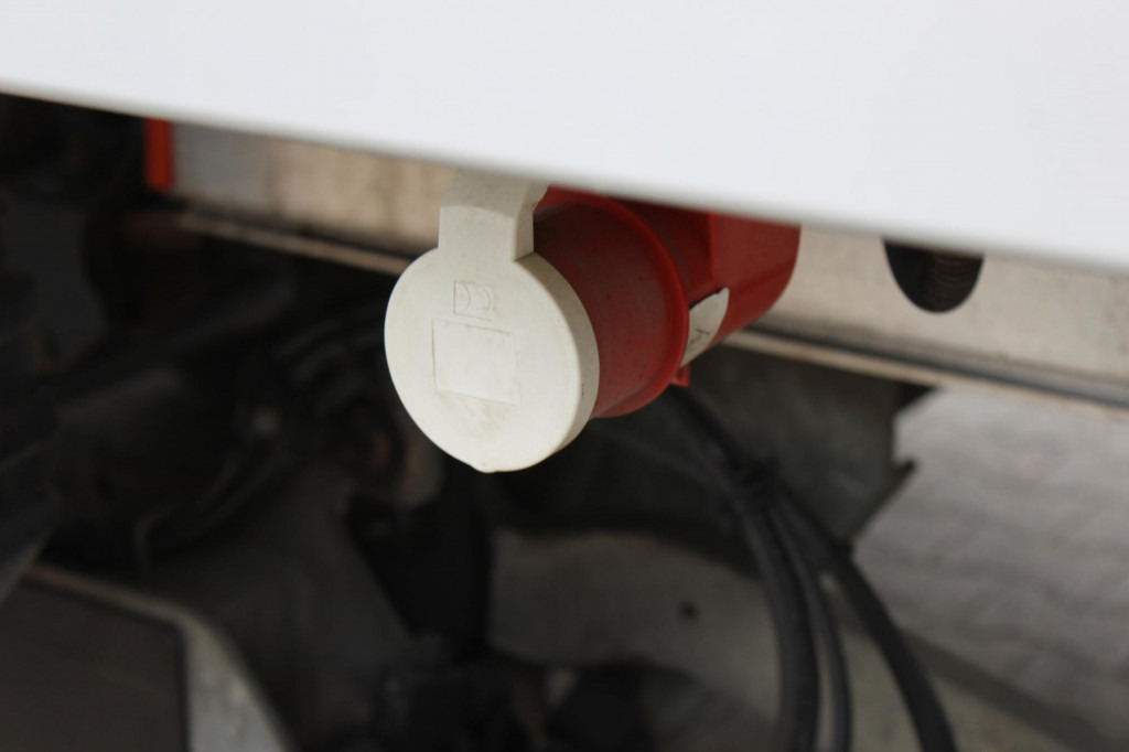 Renault D 12 Carrier Supra 550 Strom Tür LBW FRC 2027 - Рефрижератор: фото 4 Renault D 12 Carrier Supra 550 Strom Tür LBW FRC 2027 - Рефрижератор: фото 4