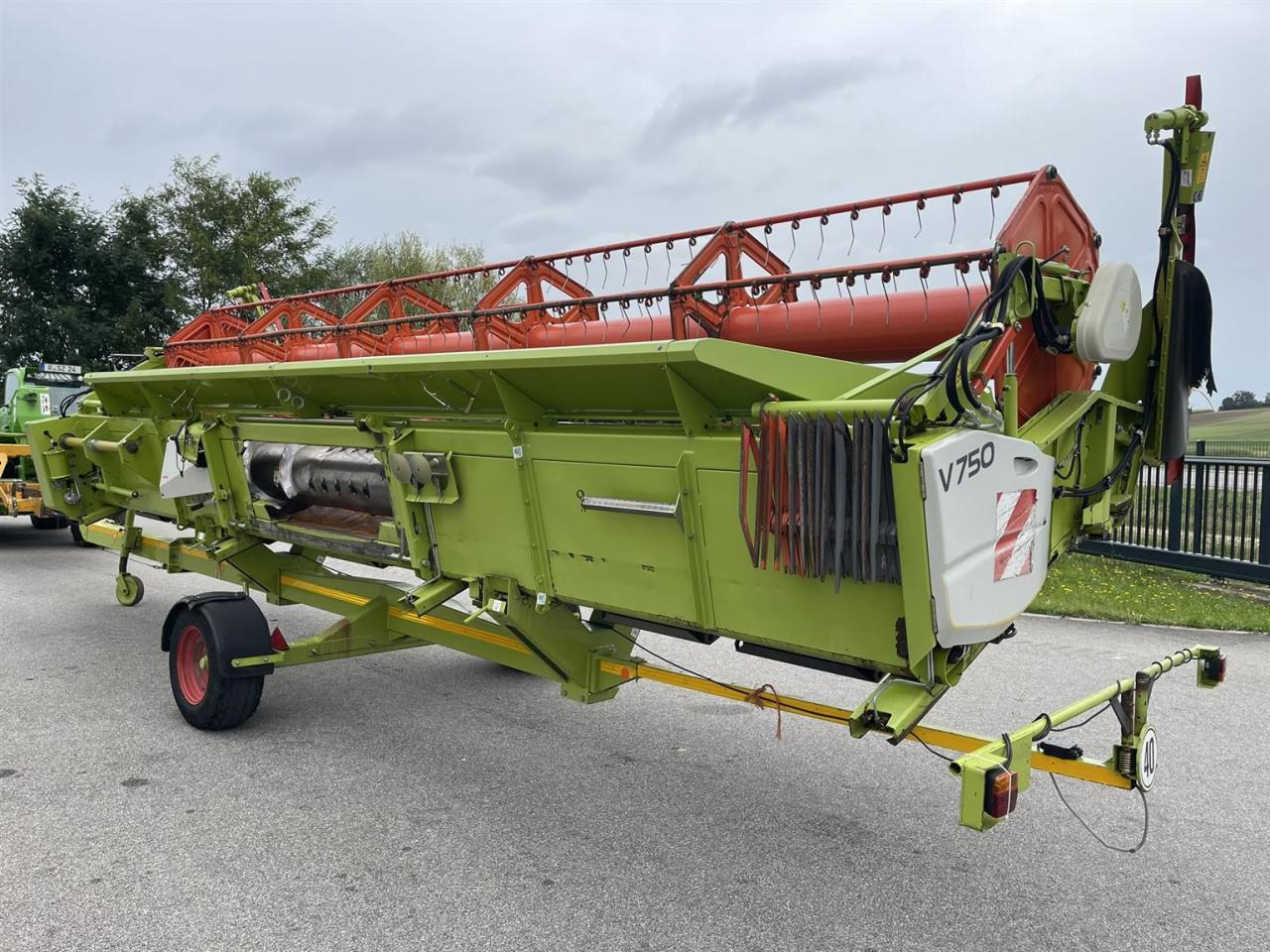 CLAAS Schneidwerk CLAAS V750 mit Transportwagen - Оборудование для кормоуборочного комбайна: фото 4 CLAAS Schneidwerk CLAAS V750 mit Transportwagen - Оборудование для кормоуборочного комбайна: фото 4